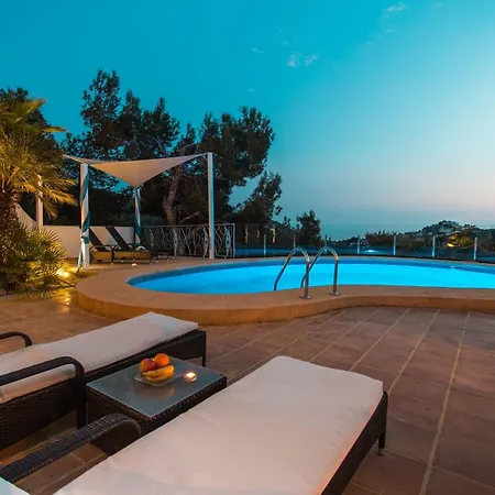 A Beautiful, 3 Bedroom In Moraira With A Pool, Wifi And Views Of Teulada